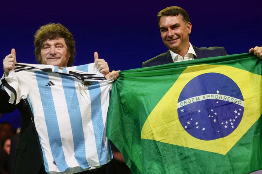 Flávio Bolsonaro agradeció a Javier Milei por ayudarlo a salir de Brasil: “Gracias por su valentía y sentido de justicia”